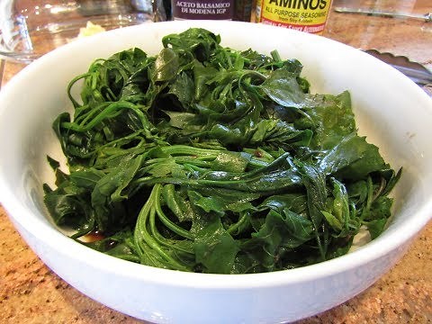 Foraging and Preparing LambsQuarter Greens