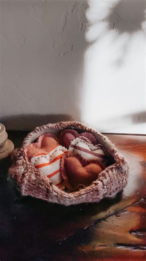 So many of you asked how to make these DIY rice pack hand warmers! Here’s a simple walkthrough showing just how easy they are to make. A couple of notes: – Use only cotton or merino wool fabric scraps (our preference, of course) and cotton thread to avoid any melting – Microwave for 15–30 seconds, or use an alternative heating method. Reusable, handmade, and a small touch of cozy to spread all the warmth and love ❤️ We have merino scrap bundles in the shop for all your crafting needs 🪡 | Chasin