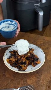 Rezept – Airfryer Pilze Anzeige/So einfach kann es gehen🥳 Zutaten: Champignons • Zwiebeln • Öl • Knoblauch • Paprikapulver • Kräuter • Salz • Sour Cream So geht’s: 1️⃣ Champignons & Zwiebeln in die Heißluftfritteuse geben. 2️⃣ Öl, Knoblauch, Paprika, Kräuter & Salz mischen und über die Pilze geben. 3️⃣ Alles vermengen und 16 Min. bei 180°C in die @cosori.deutschland (einmal durchschütteln). 4️⃣ Mit Sour Cream servieren – unfassbar lecker! 🔥 Speichern nicht vergessen – du wirst das öfter machen