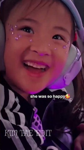 the way tae🐻 and jimin🐥 waving at little army girl😍💜#bts #taehyung #shorts