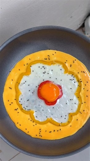 Two-colored fried eggs🍳😋 #food #cooking #egg #recipe