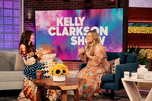 Kelly Clarkson Literally Fell Over After Hearing Anne Hathaway Sing Since U Been Gone