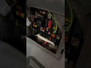 Où se trouve la boîte à fusibles de la BMW Série 7 F01 ?