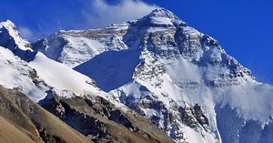 Laisser les cadavres des alpinistes morts sur l'Everest : explications et controverses