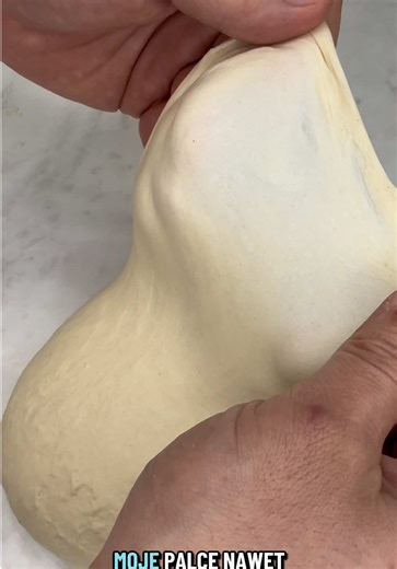 Test okna (window pane) na cieście do pizzy: czy gluten już gotowy? Window pane test, test okna, test szyby. Jeśli robisz ciasto do pizzy i nie wiesz, czy jest dobrze wyrobione, to ten trik mówi prawdę od razu. U mnie: ok. 15 minut wyrabiania w rękach ok. 45 minut odpoczynku, potem rozciągam kawałek ciasta cienko, aż zrobi się „przezroczyste” bez rwania. Na końcu pokazuję po fermentacji 18-godzinnej, jak wygląda siatka glutenowa w środku. Jak test przechodzi, to ciasto będzie elastyczne, lepiej 