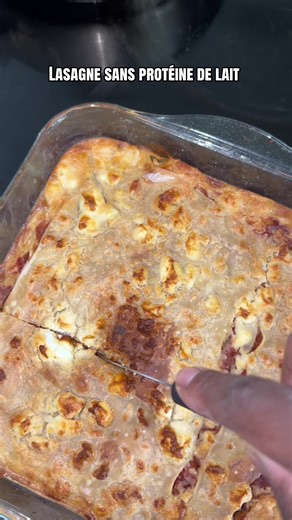 Tarte poireaux & béchamel maison 🥧✨ Une recette simple, et réconfortante Pâte brisée maison croustillante, fondue de poireaux bien parfumée, et une béchamel onctueuse… le combo parfait 😍 🧾 Ingrédients : – Poireaux – Lait – Beurre – Farine – Sel, poivre – Une pincée de noix de muscade – (Optionnel) fromage râpé 🥧 Pâte brisée maison (ma version) : – 250g farine – 125g beurre – 1 pincée de sel – Un peu de lait (pas froid) 👩🏽‍🍳 Étapes pâte brisée : Mélange la farine et le sel, ajoute le beurr