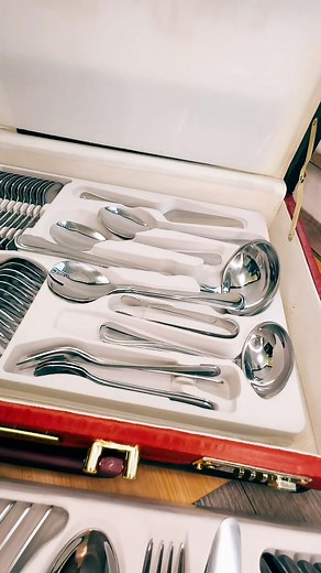 Descriere produs: Set de Tacâmuri de 72 de Piese pentru 12 Persoane** **Caracteristici:** - **Set de 72 de piese pentru 12 persoane**: Ideal pentru a acoperi toate nevoile mesei. - **Oțel inoxidabil 18/10**: Asigură cea mai înaltă calitate și durabilitate. - **Design elegant,**: Perfect pentru ocazii speciale și evenimente festive. - **Koffer practic inclus**: Facilitează depozitarea și transportul tacâmurilor. 120€ iar comenzile se fac aici 👉 https://diagateste.de/products/set-cu-tacamuri-pent