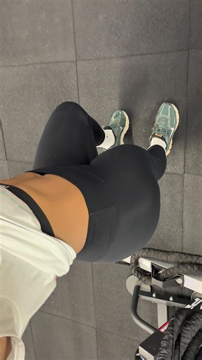 Ray Hatcher. CPT ,PES, MAT, PPSC on Instagram: "I used to think I’d break my back on the ab roller until I switched this one thing. Your pelvis follows your belly button so if your belly is poking forward so is your pelvis. Pulling your belly button back engages your core which is stabilized by your glutes. This won’t make it easy but it will help you build the strength to do sets if you stick with it. #abroller #fitnesstips #howto #coreworkouts #getrightray"