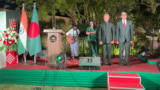 The Indian national anthem is in Tatsam Bangla, not Hindi.Why is the general knowledge of Hindi people so shockingly poor?No Bengali should endure this crude Gutkha-belt imposition crap, which requires pronouncing “Bawngo” as “Banga.” This is absolutely not how native Bangla speakers sing the national anthem.