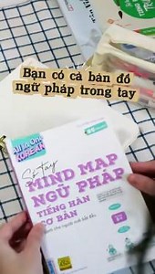 HỌC NGỮ PHÁP TIẾNG HÀN VỚI ALL IN ONE 👉 Sổ tay Mindmap Ngữ pháp tiếng Hàn https://mindmaptienghan.mcbooks.vn/all.in.one_sotaymindmap Bạn đang học tiếng Hàn nhưng gặp khó khăn với phần ngữ pháp? ❌ Kiến thức rời rạc, học trước quên sau ❌ Không biết nên học theo hệ thống nào ❌ Mỗi lần ôn tập lại như học mới 👉 Giải pháp đây – All in one Korean – Sổ tay Mindmap Ngữ pháp tiếng Hàn Cuốn sách được thiết kế với sơ đồ Mindmap trực quan giúp bạn: Hệ thống hóa ngữ pháp từ sơ cấp đến trung cấp. Nhìn vào 1 