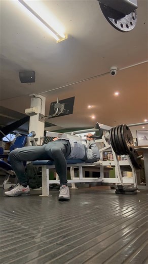 Does the bench press destroy your shoulders for days? Switch to the chest press, 210kg chest Press / 78kg bodyweight…. You can lift some big numbers with minimal joint risks. (Here comes Sloff from the goonies to tell me it’s not a bench press 🙄) Here’s why the machine wins for joint health & gains: ✅ Shoulder-Safe Stability – Fixed path reduces rotator cuff stress vs free-weight wobbles. ✅ Controlled Range – No overextension; protects elbows & shoulders from 40 wear-and-tear. ✅ Spotter-Free Co