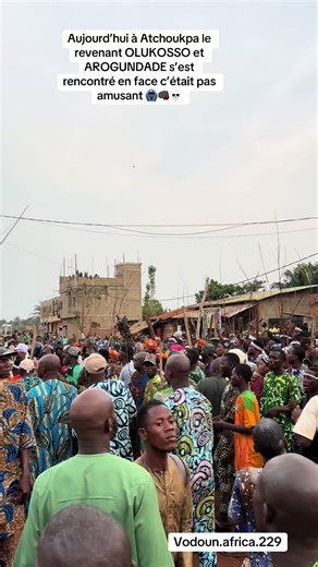 Les deux revenant se rencontrent pas voilà aujourd’hui ils se sont rencontrés 🙆🏿‍♂️ la chanson dit le reste déjà qui veut la suite ?😂😆😆#gabontiktok🇬🇦 #vodundays #egountchibehanzin