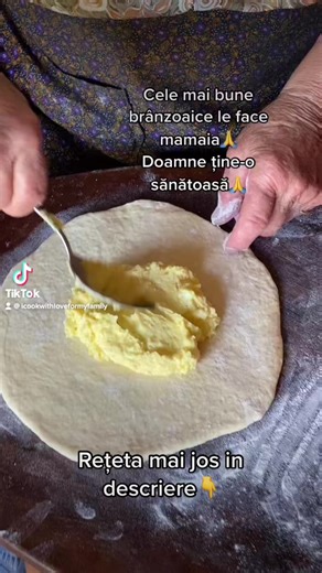 ~Poale-n brâu~ Bunica și minunățiile ei de plăcinte moldovenești sau cum le mai spunem noi poale-n brâu. Vă las rețeta mai jos👇✅Ingrediente 8-10 brânzoaice500 gr făină tip65020 gr drojdie proaspătă ( sau 1 plic 7gr drojdie uscată)250 ml lapte călduț80 ml ulei150 gr zahărPentru uns brânzoaicele1 gălbenuș de ou1 linguriță de mierePentru umplutură4 ouă500gr brânză de vaci ( sau urdă)100 gr zahărCoaja de la o lămâie bio🍋Incep a vă spune că este foarte simplă această rețetă. Toate ingredientele tre