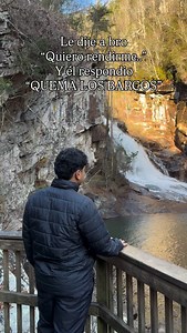 BURN THE BOATS ⛵️ La frase “quema los barcos” se usa como metáfora y viene de una historia antigua: cuando un líder o conquistador llegaba con su ejército a un nuevo territorio, ordenaba quemar los barcos en los que habían llegado para evitar la posibilidad de regresar. Es decir, o ganaban… o no había vuelta atrás. 👉 Significado en la actualidad “Quemar los barcos” significa: • Ir con todo, sin plan B. • Comprometerte al 100% con una decisión. • No dejar opción para rendirte o retroceder. • Con