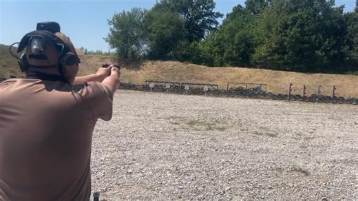 超近距离手枪射击，海外合法拍摄看下有多近？#手枪 #格洛克 #射击游戏 #射击 #战术