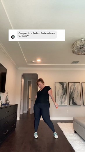 @Kylie Minogue’s #PADAM is 🤌🏻🤌🏻🤌🏻❤️🧡💛💚💙💜 DC @HOLLYWOOD