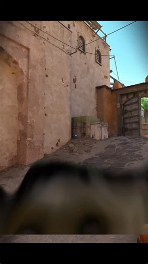 24x7 Cs2 on Instagram: "日本利用压电瓷砖将脚步转化为电能。这些瓷砖捕捉来自你脚步的动能。当你行走时，你的重量和动作会对瓷砖产生压力。瓷砖会轻微弯曲，从而产生机械应力。瓷砖内部的压电材料将这种应力转化为电能。每一步都会产生少量电荷，而数百万步结合在一起就能产生足够的电力来驱动 LED 灯、数字显示屏和传感器。在像涩谷车站这样繁忙的地方，每天大约有 240 万个脚步为这一系统作出贡献。这些电能可以被储存或立即使用，从而减少对传统电力来源的依赖，并支持可持续的城市基础设施。这种方法将日常运动转化为实用的可再生能源 #日本 #知识 #事实 #你知道吗 #推荐 #科技 #创新 #历史 #技术 #实验 #热门"