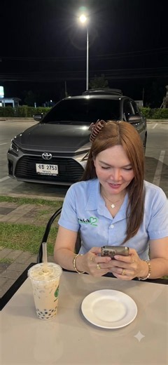 #สร้างภาพด้วยai #ai#Gemini#แจกpromptฟรี สร้างภาพให้ฉันใบหน้าเดิมตามไฟล์แนบ ห้ามแก้ไข 100% หญิงสาววัยรุ่น รูปร่างอวบพอดี ผิวขาวปกติ หน้าอกขนาดใหญ่ ทรงผม: ผมยาวตรงมากสีนํ้าตาลเบจ ผมตรงยาวมากเหมือนหนีบ มีวอลลุ่มที่โคนผมตัดผมทรงสไลด์เลเยอร์และมึกิ๊บสีนํ้าตาลขนาดใหญ่หนีบอยู่บนศรีษะ แต่งหน้า: แบบโต่วอินปัดแก้มสีชมพูริมฝีปากสีชมพู ใส่บิ๊กอายสีนํ้าตาล ทำเล็บเจลทรงบัลเล่ต์ยาวนํ้าตาลกลิตเตอร์ การแต่งกาย: ตามไฟล์แนบที่2 สวมแหวนทองที่นิ้ว ใส่กำไลทอง1บาทข้างนึง และสร้อยคอทองคำ1บาท ท่าทาง: นั่งอยู่บนเก้าอี้กึ