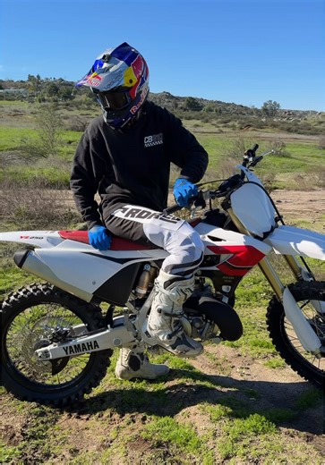 Choosing Between Yamaha YZ250 Colors: Blue or Anniversary White/Red?