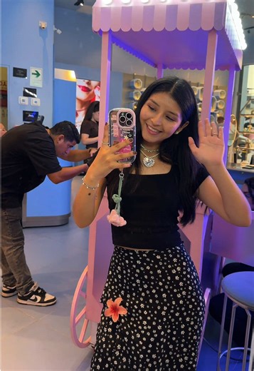 #CapCut Activaciones para eventos | Este 13 y 14 de febrero tuve la oportunidad de realizar la personalización de las tarjetas por San Valentin en Swarovski 💍 ¿Mi gran reto? 👀 Esta vez fue con PLUMA CALIGRÁFICA y siento que me encantó el resultado ✍🏻💕 Poco a poco sigo aprendiendo mas sobre esta técnica ⭐️ #plumacaligrafica #caligrafia #lettering #sanvalentin