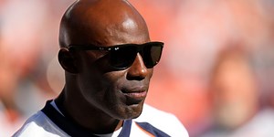NFL hall of famer Terrell Davis says he was placed in handcuffs during flight, United responds