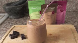 Happy Friday everybody!! Hope you all have some lovely plans for the weekend :) I thought I'd share another cracking good and healthy drink today... my cacao superfood smoothie! nom nom... | Caroline Artiss
