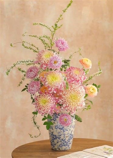 生け花の教本と花器の魅力