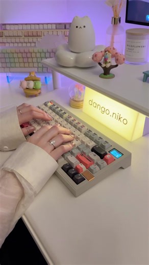 going retro today 📸 ft. @KeyTok Keycaps Smile Turn to 90's keycap set ✨ the design draws inspiration from film cameras of the 90s, and comes with a cute little artisan! the keycaps are in cherry profile, but with some ergonomic adjustments. they feel really nice to type on, and the bottom-out sound is very firm 🫶🏻 keyboard • Cidoo V75 Plus switches • Cidoo Matte #asmr #unboxing #keyboard #mechanicalkeyboard #keycaps #desksetup