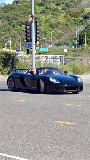 ᴄʟᴇᴍᴇɴᴛ ʟᴇʀᴏɪ on Instagram: "➲ The Porsche Carrera GT’s V10 engine was originally developed for Le Mans racing before being adapted for road use. The 5.7-liter naturally aspirated V10 features a dry-sump lubrication system, a forged crankshaft, and revs to 8,400 rpm, producing 612 horsepower with no turbocharging or hybrid assistance. It is paired with a ceramic clutch (PCCB-based, twin-disc), one of the first ever used in a production road car, allowing the drivetrain to remain exceptionally li