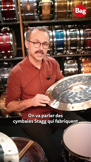 🥁 Des cymbales duals sans casser sa tirelire ? Ça existe oui ! 👀 Aujourd’hui, on vous parle de la série Genghis Dual de chez @staggmusic ! 👉 Ciselées sur leurs bords et le dôme, martelées sur leurs cœurs, elles proposent un son sombre au sutain bien controlé ! 👉 Aussi convaincantes visuellement qu'en terme sonore, cette gamme saura convaincre les batteur·es en recherche d'un set artisanale accessible ! La démo arrive très bientôt sur le compte ! 📍 À retrouver sur Baguetterie.fr et au magasi