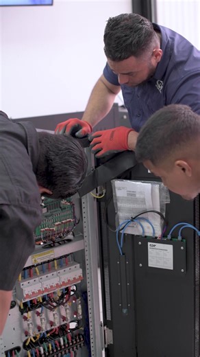 Seguimos fortaleciendo nuestras soluciones a través del conocimiento ⚡ Realizamos una certificación en UPS online CDP junto a nuestro aliado comercial J Icaza, enfocada en garantizar una correcta implementación y alto nivel técnico en cada proyecto. Capacitarnos es parte de asegurar que cada instalación brinde energía estable, protección confiable y continuidad operativa 🔌💼 📲 Escribinos por WhatsApp 506 4001 7684 #CDPEnergy #UPS #Capacitación #EnergíaSegura #Jicaza