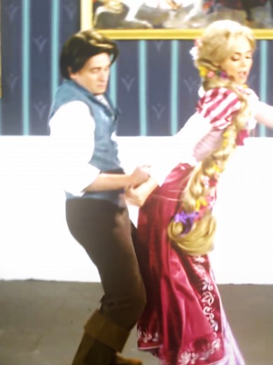 Rapunzel vs Elsa: Ultimate Princess Rap Battle