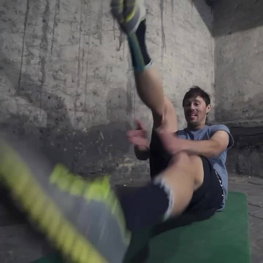 LIVE WORKOUT - wir sind zurück!!! . jeden montag & donnerstag 19h LIVE auf insta (folge: _michael_strasser) eine stunde lang bodyweight training mit mir und natürlich Kerstin Qu . ladet eure freunde ein und seid gemeinsam beim #livetraining dabei . 🎥 @lorenzglobits 🎶 @parovstelarofficial “brass devil” . ein kostenfreies angebot zugunsten #racing4charity Racing4Charity | Michael Strasser