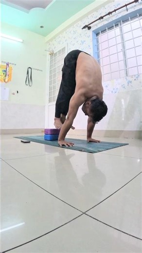 How to practice handstand with block #yoga #handstandpress