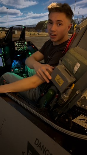 Book en tur i verdens mest autentiske F-16 simulator inde på F-16sim.dk og så ses vi i Aalborg Lufthavn. #plane #planelovers #aviation #aviationlovers #avgeek #avgeeks #f16 #f16simulator #f16viper #f16fightingfalcon #f16pilot #f16sim #dcs #dcsworld #flightsimulator #flightsim #f16cockpit #oplevelser #aalborg #aalborglufthavn #danmark | F-16 Sim Experience