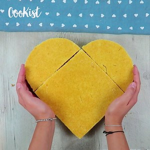 Did you already know this trick? Here’s how to make heart shaped cake with a round sponge cake and a square one.
