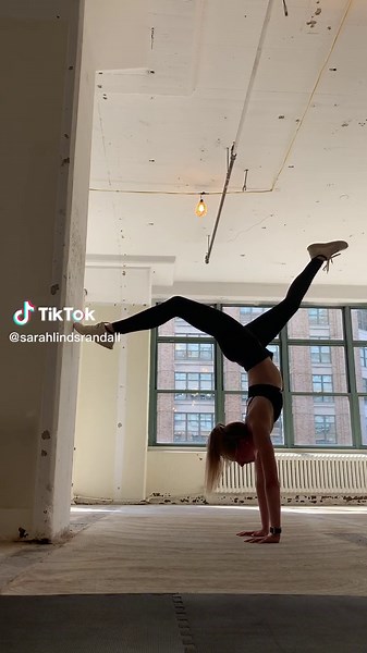 #greenscreenvideo 2 years of dedicated training, a coach, lots of frustration & mental growth #handstand #handstand#handstandtransformation #handstandhold