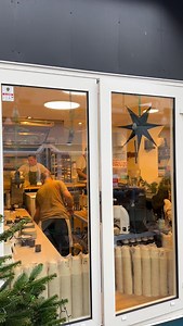 Første uge af december er fløjet afsted 🎄. Vi får bagt, lavet kaffe, grint en masse. Ikke mindst får vi snakket med og betjent alle jer skønne kunder 💚. I år bager vi én julesmåkage, en vaniljespecie, som er pakket i poser og klar til at blive købt med hjem 🫶. Vi glæder os til at åbne igen på onsdag, med friskbagt brød og bagværk og friskbrygget kaffe ☕️ | Folmers Mikrobageri