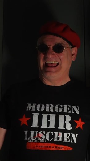Ab sofort❗️ Mein Shop: Ausbilder Schmidts Kleiderkammer Hier wird nicht rumgelabert – hier wird eingekleidet, gelacht und durchmarschiert! Hol dir den Ausbilder-Schmidt-Style für Zuhause, im Büro und unterwegs: - T-Shirts & Hoodies – bequem, robust, direkt. - Tassen – für Kaffee im Dienstmodus, verstanden?! - Accessoires – kleine Details, große Wirkung. Ich will Haltung sehen! Ich will Glanz sehen! Ich will, dass du lachst, bis dein Spind salutiert! Also los jetzt: Shop betreten und Ausrüstung s