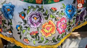 Marité Nandayapa Vargas explicó la evolución del bordado español en la vestimenta tradicional de las mujeres chiapanecas, la cual a estado arraigada desde al menos 1800 📲 http://tinyurl.com/2s3rfmyf 📹 Thiaré García | El Heraldo de Chiapas | El Heraldo de Chiapas