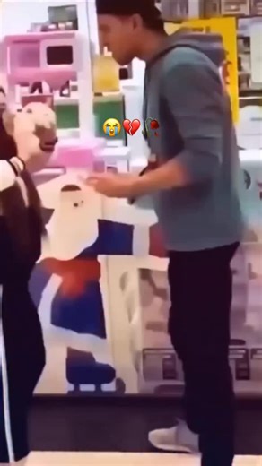 @the.reel.nigga on Instagram: "Follow(@the.reel.nigga) - 在日本，研究人员正利用智能人行道将日常活动转化为清洁能源⚡。这些道路内嵌特殊的压电材料，可以从行人的脚步中收集动能。当人们行走、奔跑或跳跃时，路面会轻微变形，从而产生机械压力。压电晶体将这种压力转化为电能🪫。这些能量可用于照亮路灯、为公共显示屏供电，甚至监测行人流量。 这种技术不仅减少了能源浪费，还展示了未来城市的无限可能🌍。在东京、京都等城市的试验区，人们的每一步都在为绿色地球贡献力量💚。科技让生活更环保，也让每一个脚步更有意义✨ #日本 #科技 #创新 #可持续 #绿色能源 #未来城市 #环保 #知识 #事实 #推荐 #你知道吗 #技术 #实验 #热门"