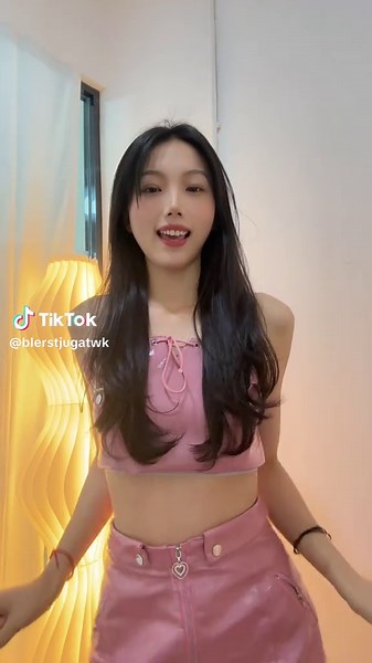 Pink Girl Aesthetic: Embracing the Colorful Trend