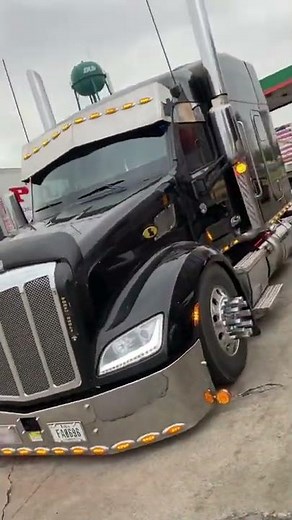 customize tmc Peterbilt 579 with a 310 wheel base walk around the truck