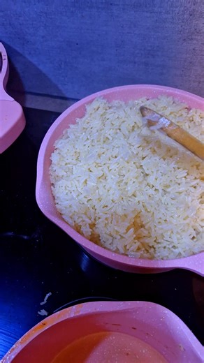 Cc les passionnés de cuisine ! Il me restait des haricots et pour éviter le gaspillage. Ce soir, voici ma deuxième recette du haricot rouge — oui oui, quand on aime, on ne compte pas 😅. Cette fois-ci, je les ai préparés simplement avec des saucisses fumées. Simple, rapide… mais tellement bon ! Ingrédients : Haricots rouges, oignon, ail, poireaux, poivrons, poivre, grosses saucisses fumées, tomates fraîches, sel, bouillon de poule (facultatif) et un peu de persil. Préparation : Faites revenir vo