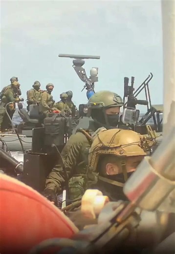 🚨 RED ALERT 🚨 Rakaman CCTV menunjukkan anggota rejim Zionis telah naik ke atas salah satu kapal Global Sumud Flotilla (GSF) dan menghalakan senjata ke arah aktivis kemanusiaan yang berada di atas kapal tersebut. Dunia kini menyaksikan bagaimana misi bantuan kemanusiaan berdepan ancaman dan tekanan ketika cuba membawa bantuan kepada rakyat Palestin. #sumudnusantara #globalsumudflotilla #FreePalestine #BreakTheSiege . Sumber @sumudnusantaraofficial