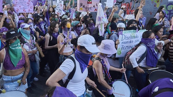 "Con más sadismo las asesinan": marchan en México contra la violencia hacia la mujer