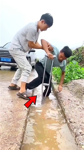 😱 ये देखो यह विकलांक लड़का नाली मे गिर जाता है!
