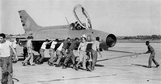 Cuộc đào thoát của phi công Liên Xô lái chiếc máy bay tối mật nhưng hạ cánh nhầm xuống sân bay NATO