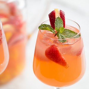 Esta será tu nueva bebida favorita... ¡garantizado! Prepara en casa unas exquisitas sangrías de mango y fresa 🥭🍓 | Tasty Latam