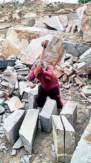 The Process of Splitting Natural Stone Using Large Hammers in Mining Areas #shorts